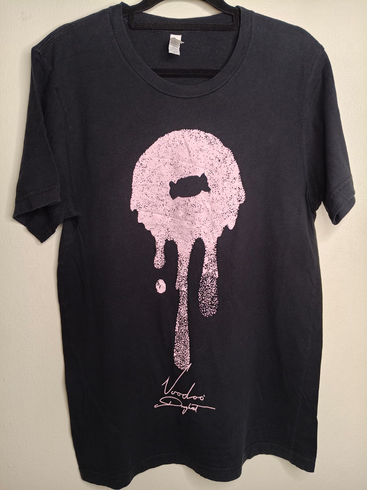 Camiseta Voodoo Doughnut Negra - Estilo Casual Comida (Usada)