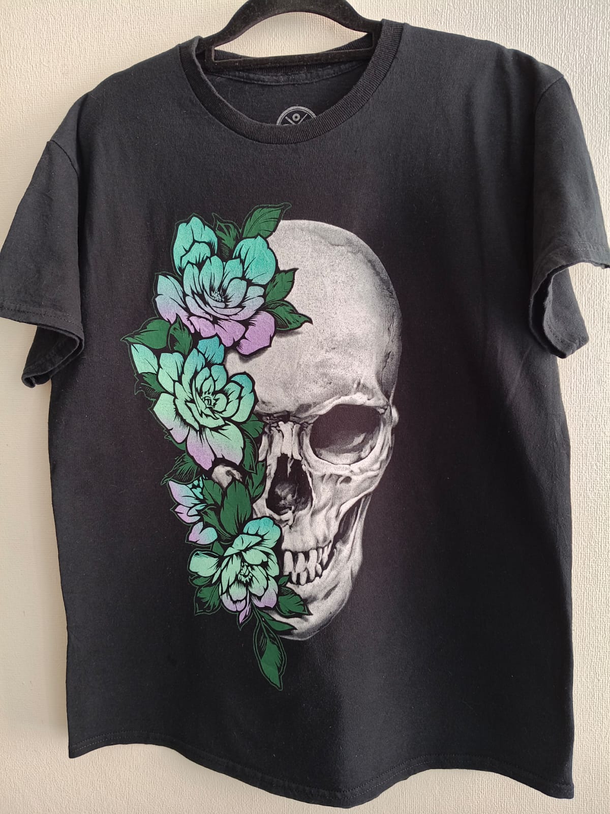 Camiseta Calavera Floral Vintage - Diseño Gótico Pastel (Usada)