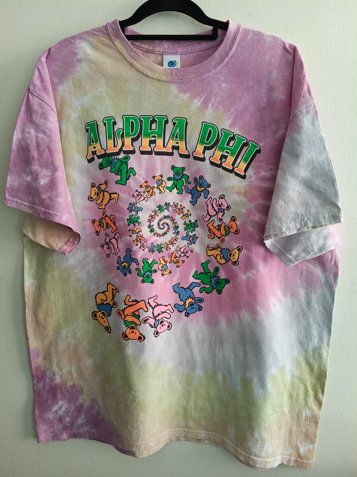 Camiseta Alpha Phi Grateful Dead Bears Tie-Dye - Universitario Retro (Usada)