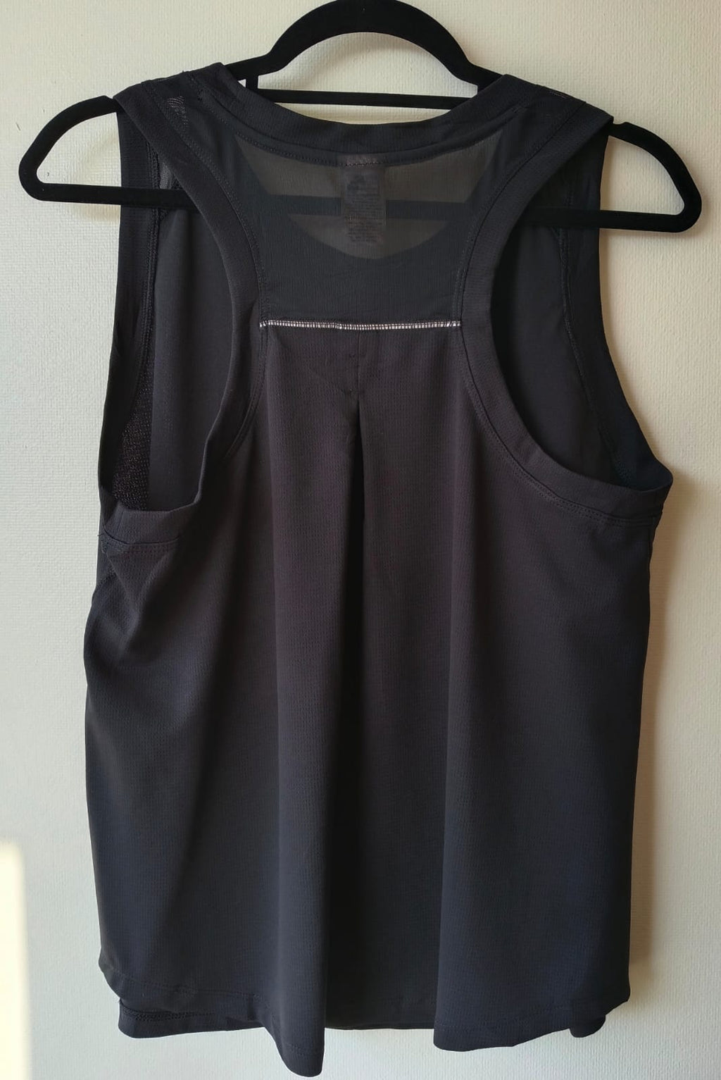 Polera Deportiva Negra AVIA con Espalda de Malla – Sin Mangas (Usada)