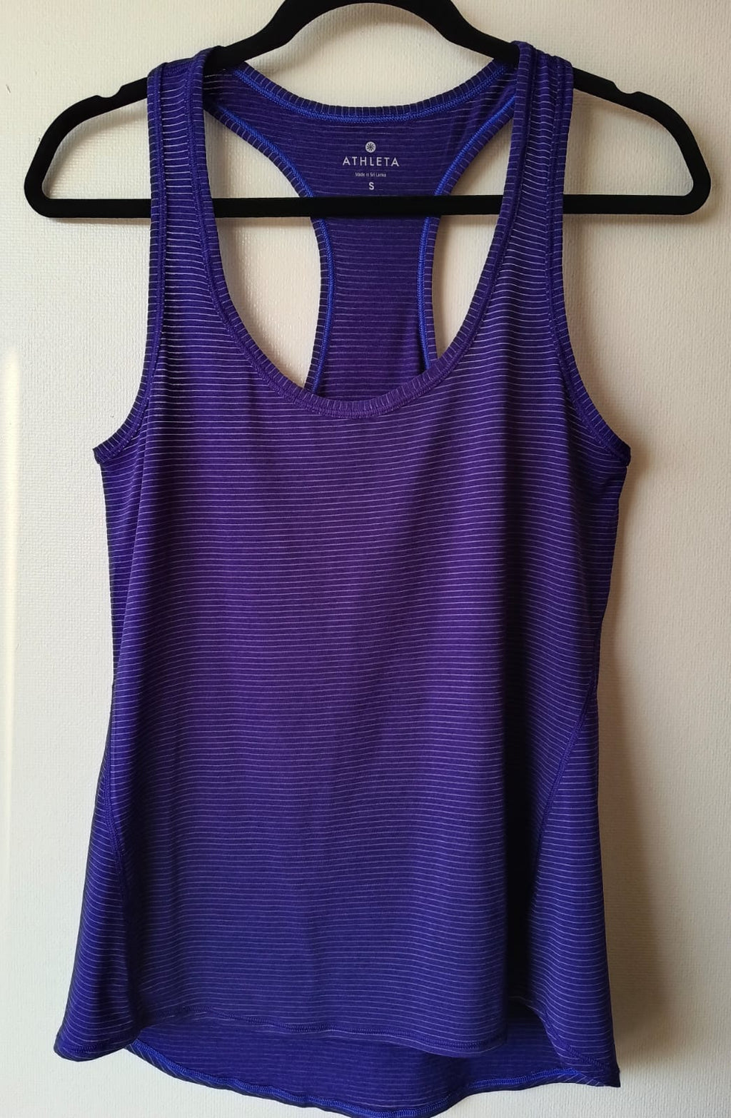 Polera Deportiva Athleta Morada con Líneas Finas – Estilo Racerback (Usada)