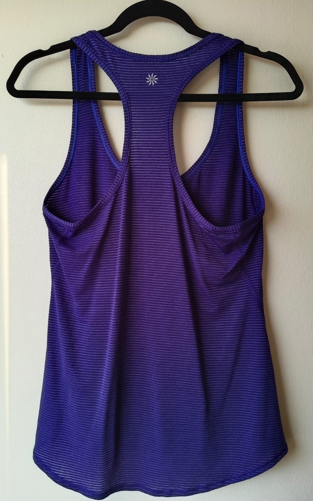 Polera Deportiva Athleta Morada con Líneas Finas – Estilo Racerback (Usada)