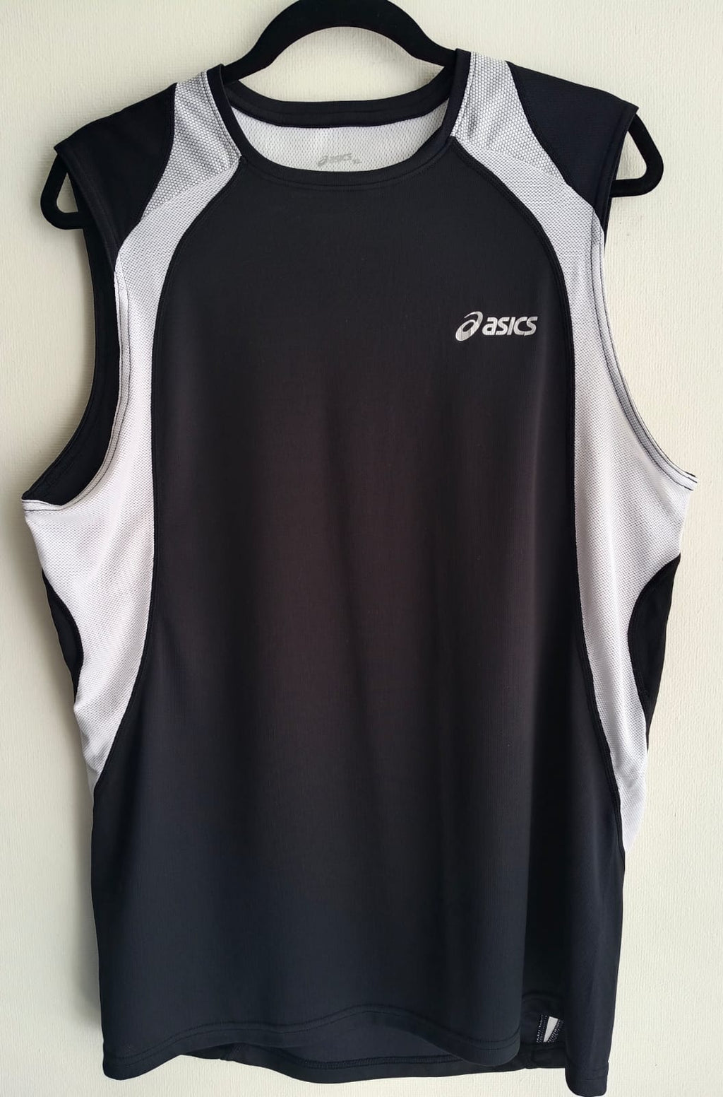 Polera Deportiva Asics Negra con Detalles Blancos – Sin Mangas (Usada)