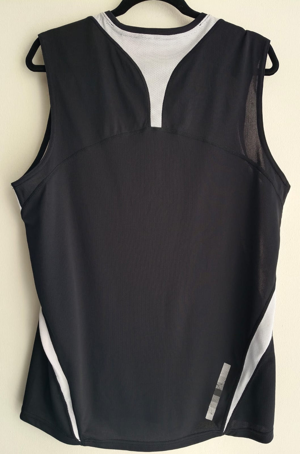 Polera Deportiva Asics Negra con Detalles Blancos – Sin Mangas (Usada)