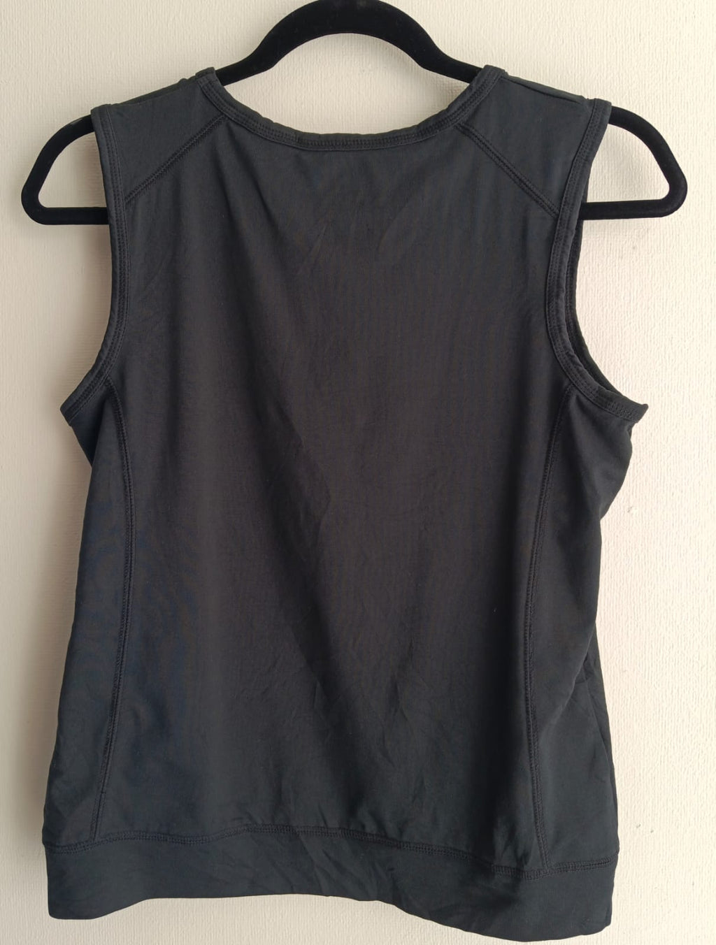 Polera Deportiva Negra sin Mangas – BCG (Usada)