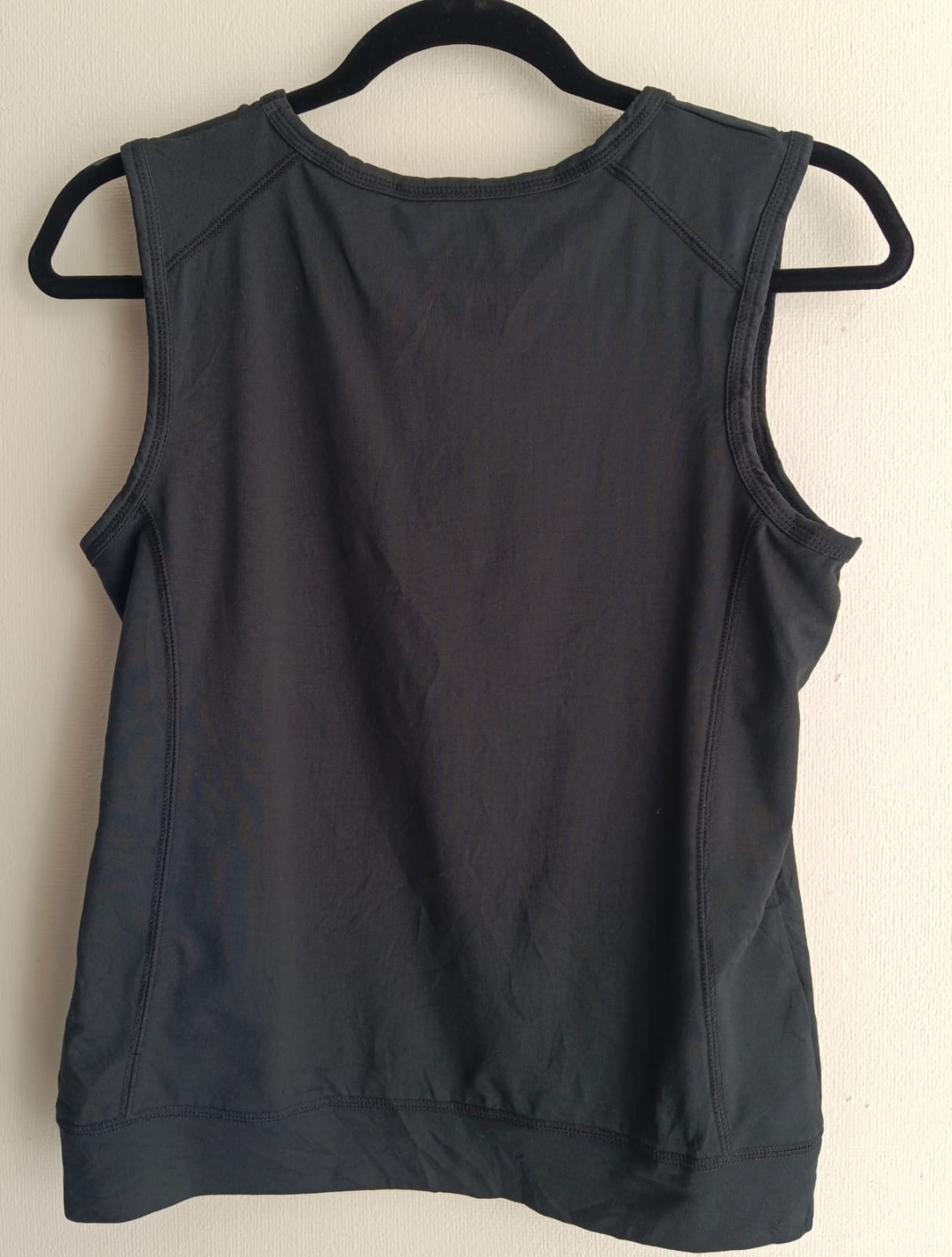 Polera Deportiva Negra sin Mangas – BCG (Usada)