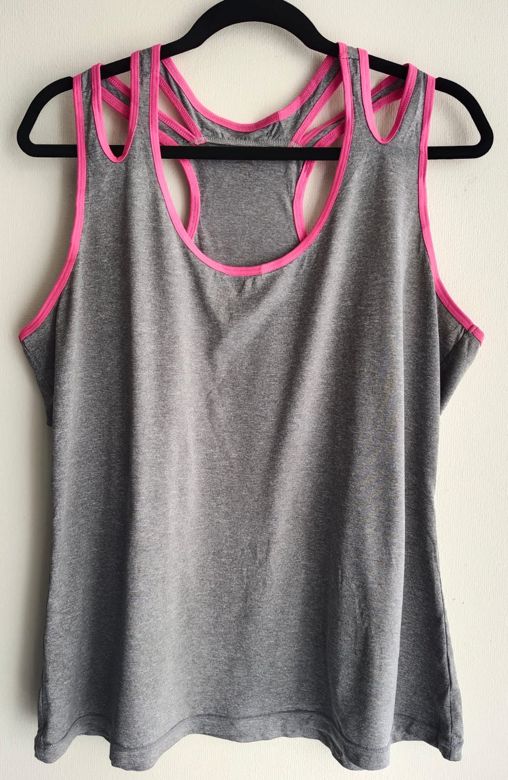 Polera Deportiva Gris con Bordes Fucsia – Diseño Doble Tira (Usada)