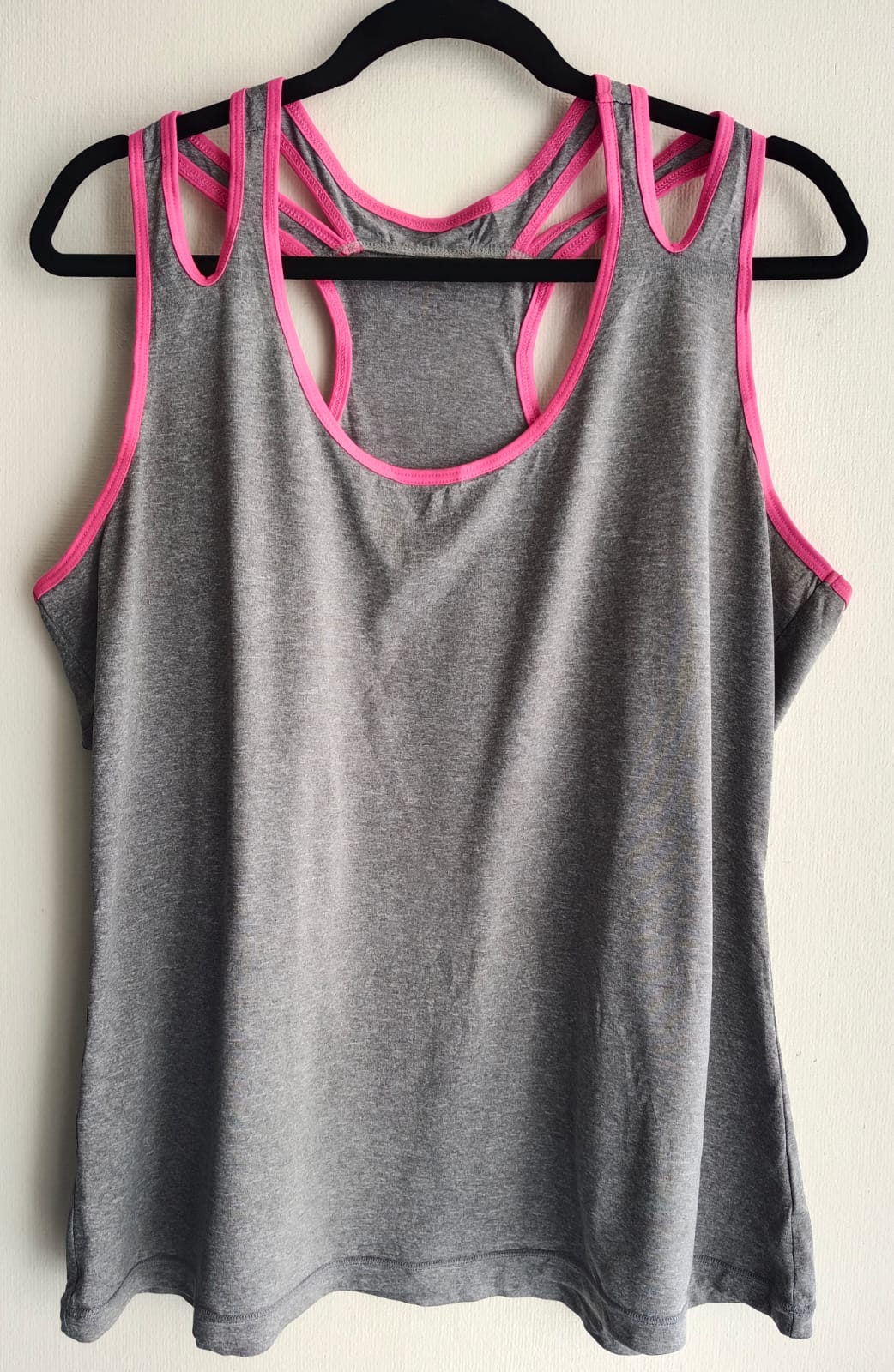 Polera Deportiva Gris con Bordes Fucsia – Diseño Doble Tira (Usada)