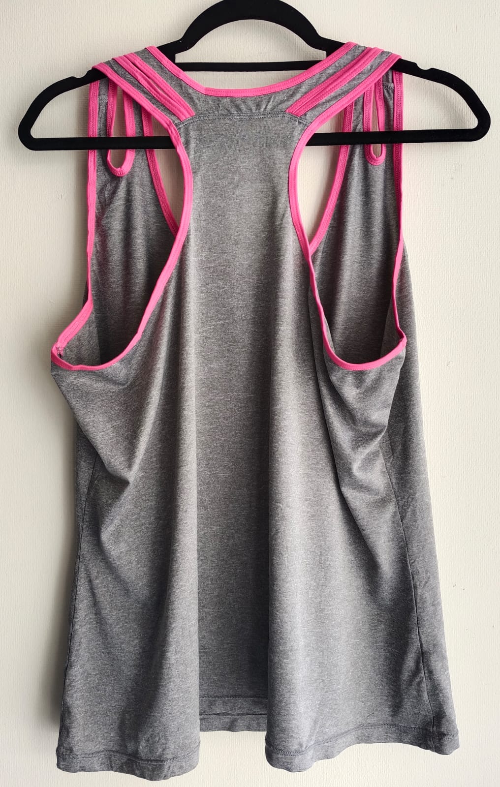 Polera Deportiva Gris con Bordes Fucsia – Diseño Doble Tira (Usada)