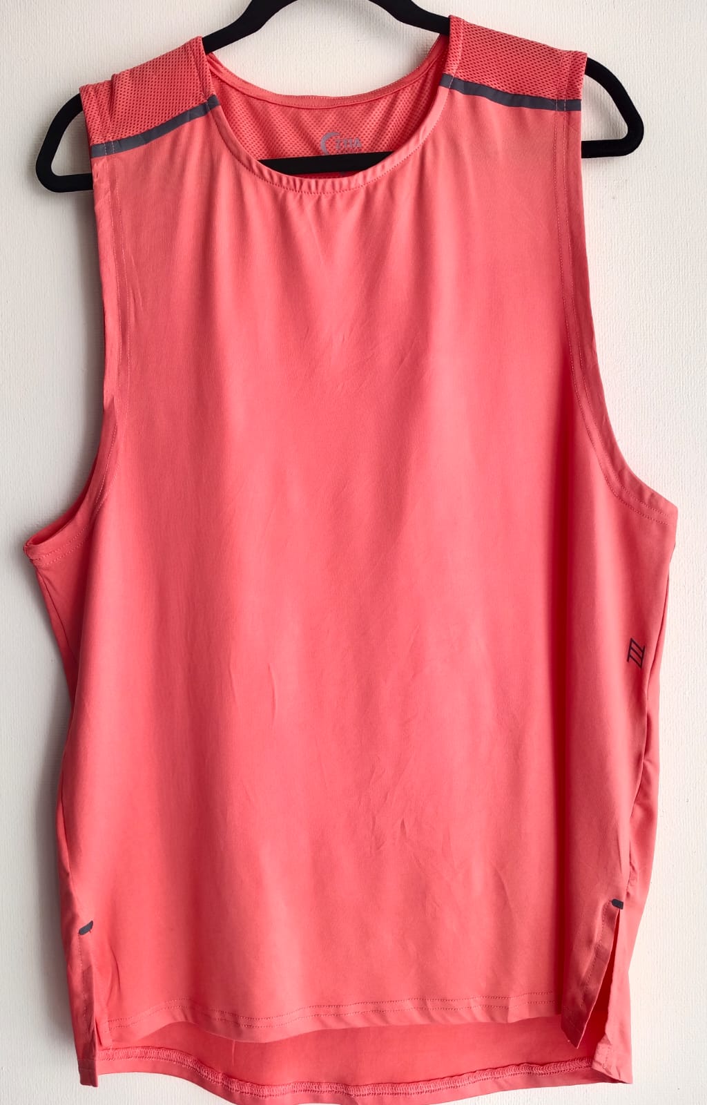 Polera Deportiva sin Mangas – Color Coral con Panel de Malla (Usada)