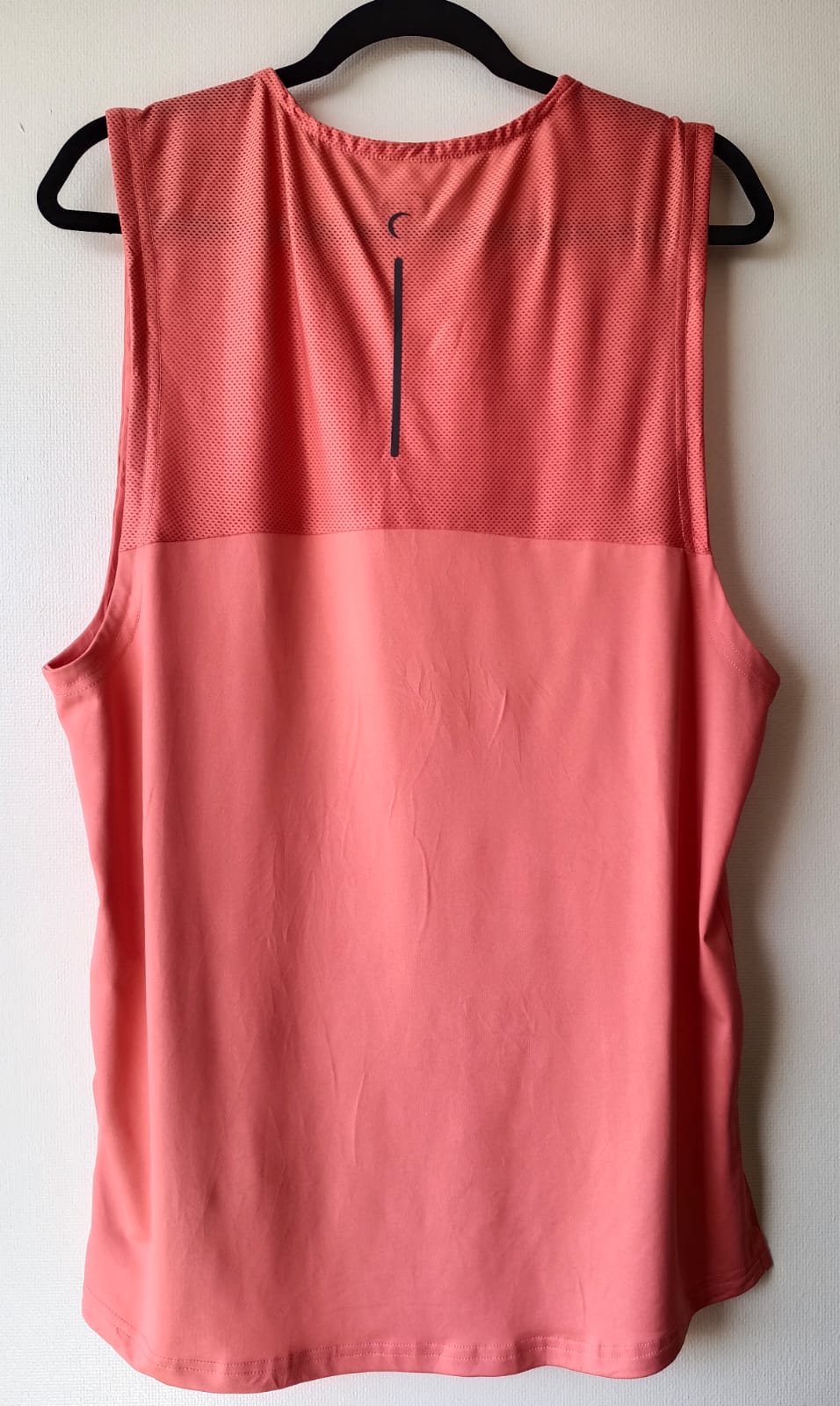 Polera Deportiva sin Mangas – Color Coral con Panel de Malla (Usada)