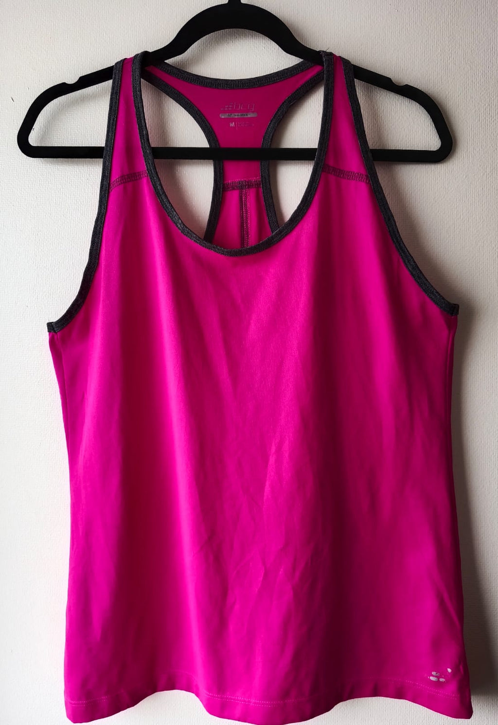 Polera Deportiva All in Motion – Fucsia con Detalles Grises (Usada)