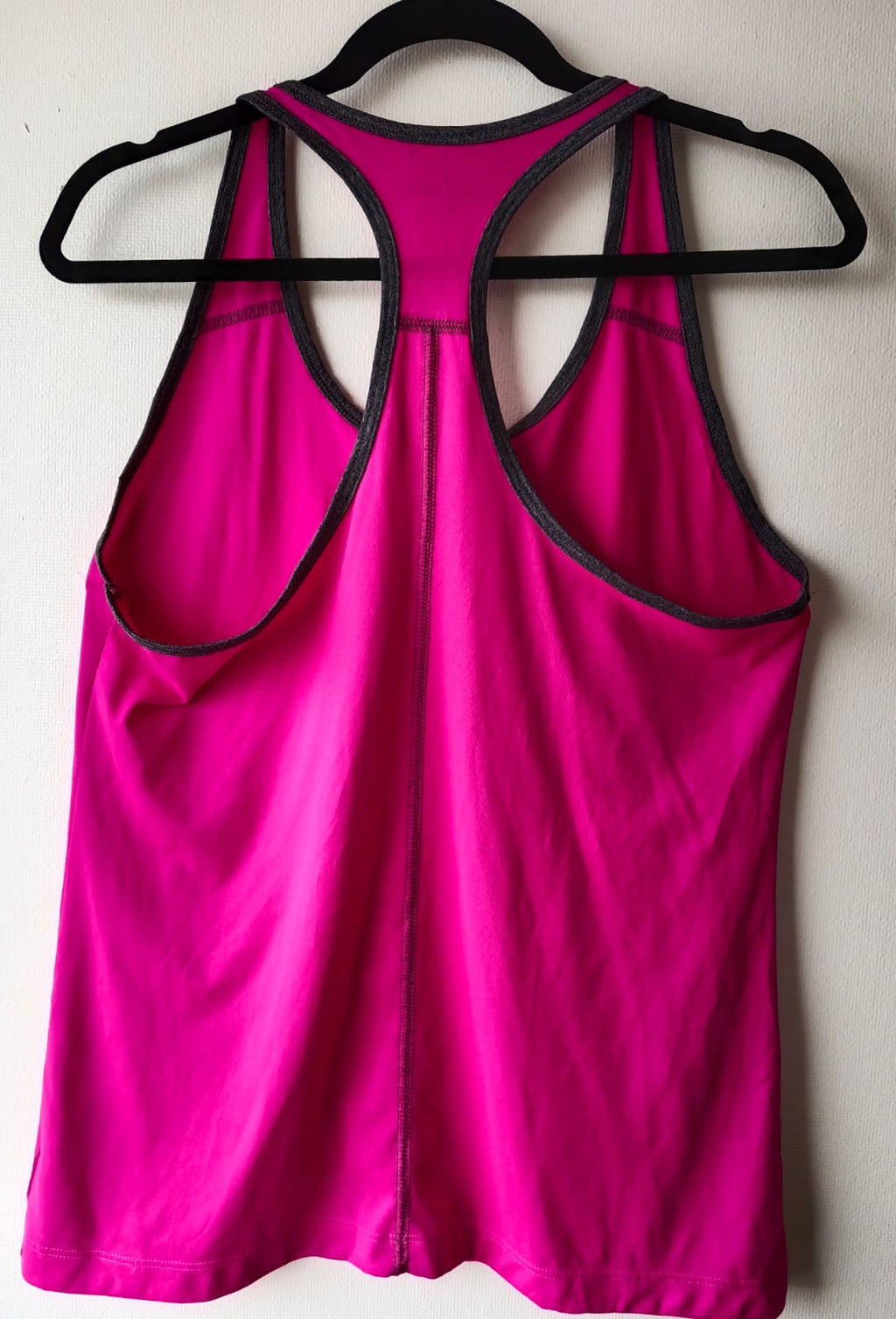 Polera Deportiva All in Motion – Fucsia con Detalles Grises (Usada)