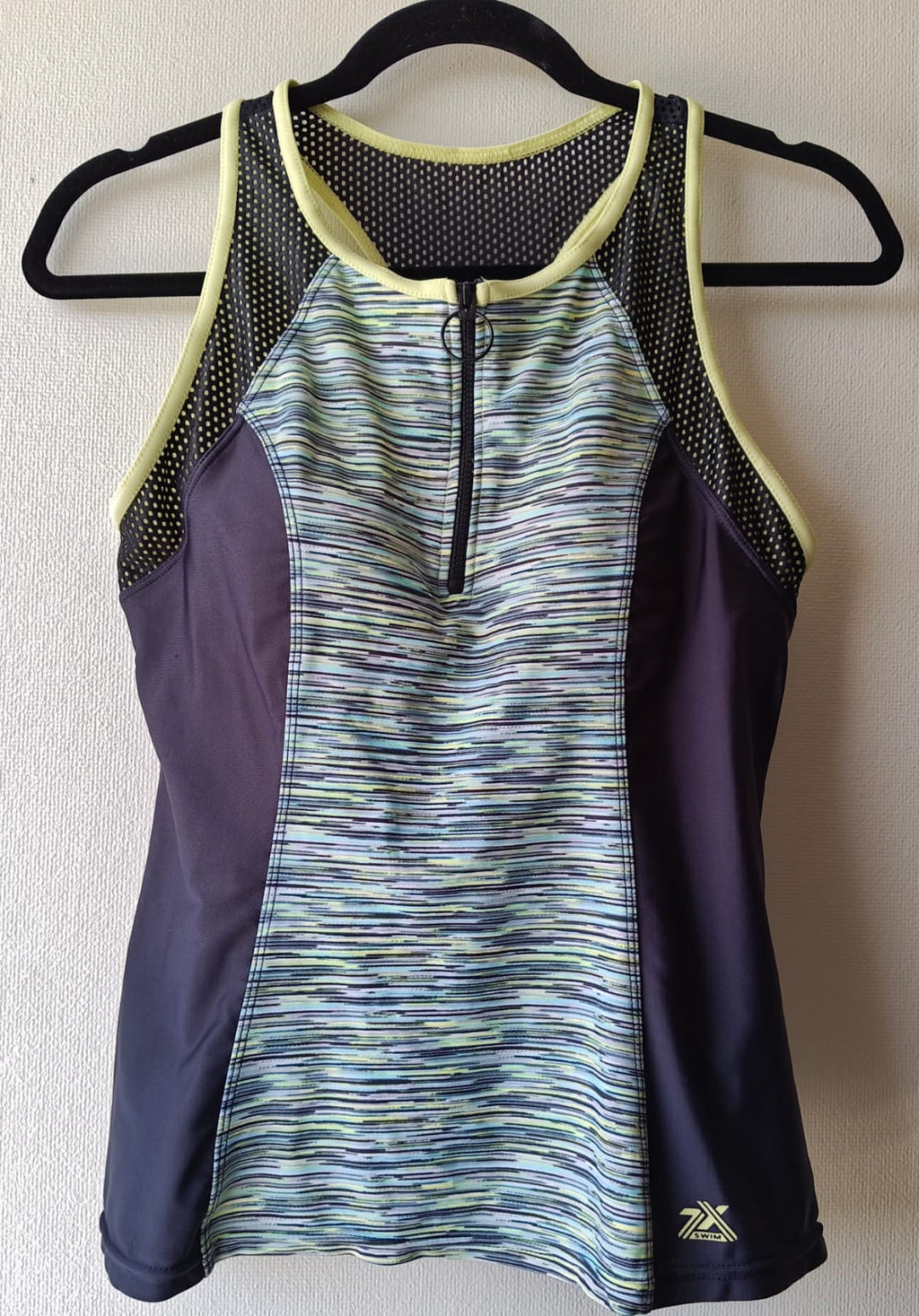 Polera Deportiva 7X – Multicolor con Cierre Frontal (Usada)