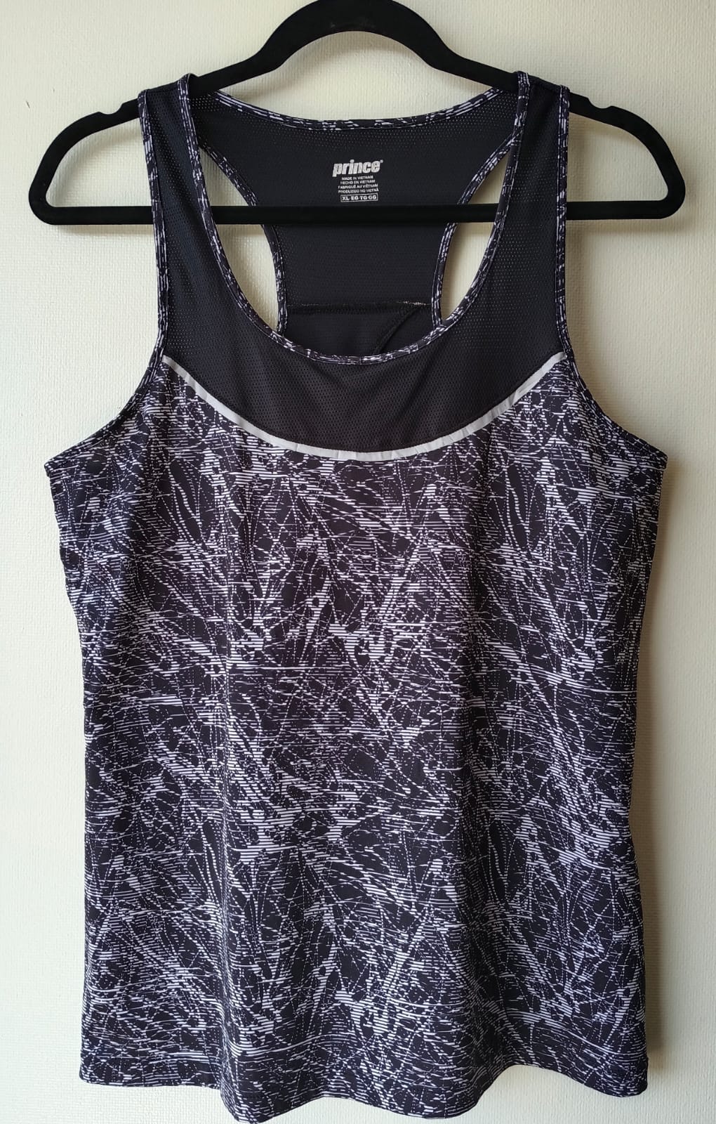 Polera Deportiva PRINCE – Negro con Estampado Abstracto (Usada)