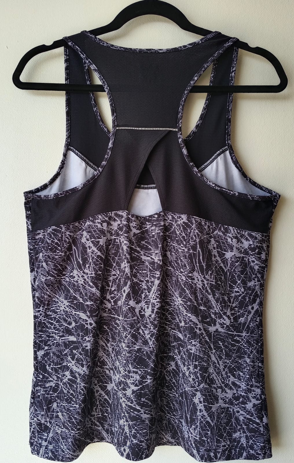 Polera Deportiva PRINCE – Negro con Estampado Abstracto (Usada)