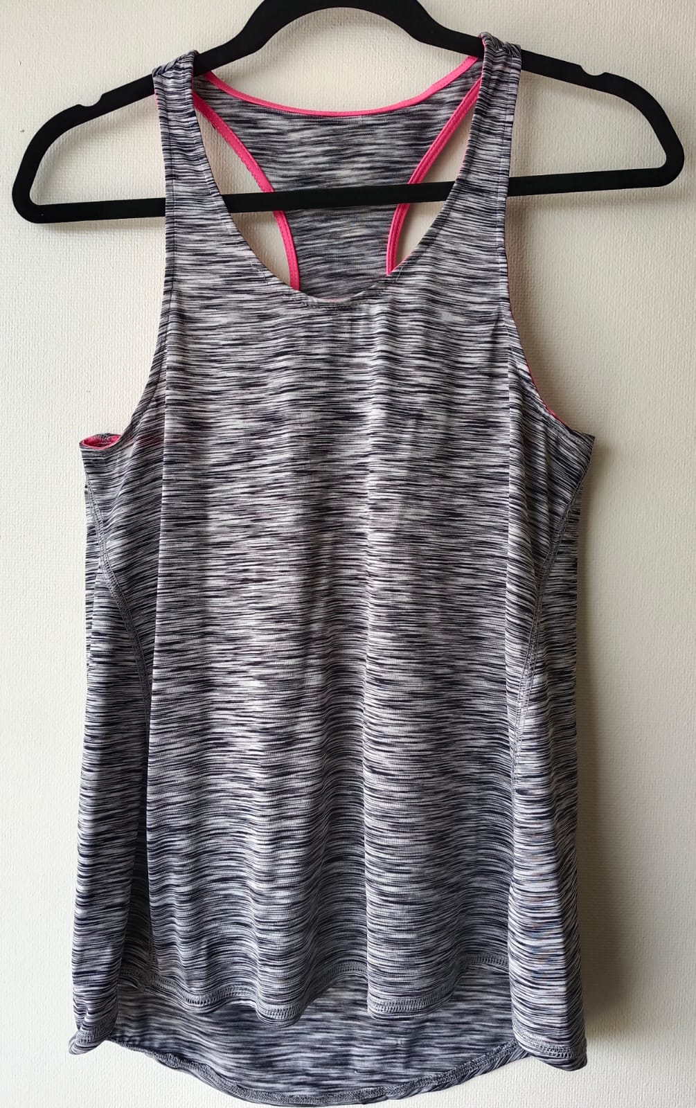 Polera Deportiva Gris con Detalles Rosados – Estilo y Comodidad (Usada)