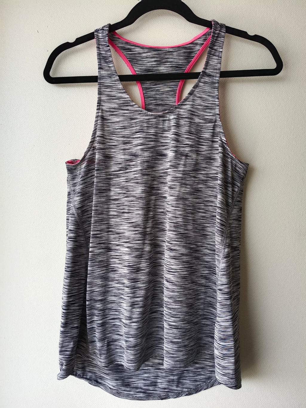 Polera Deportiva Gris con Detalles Rosados – Estilo y Comodidad (Usada)