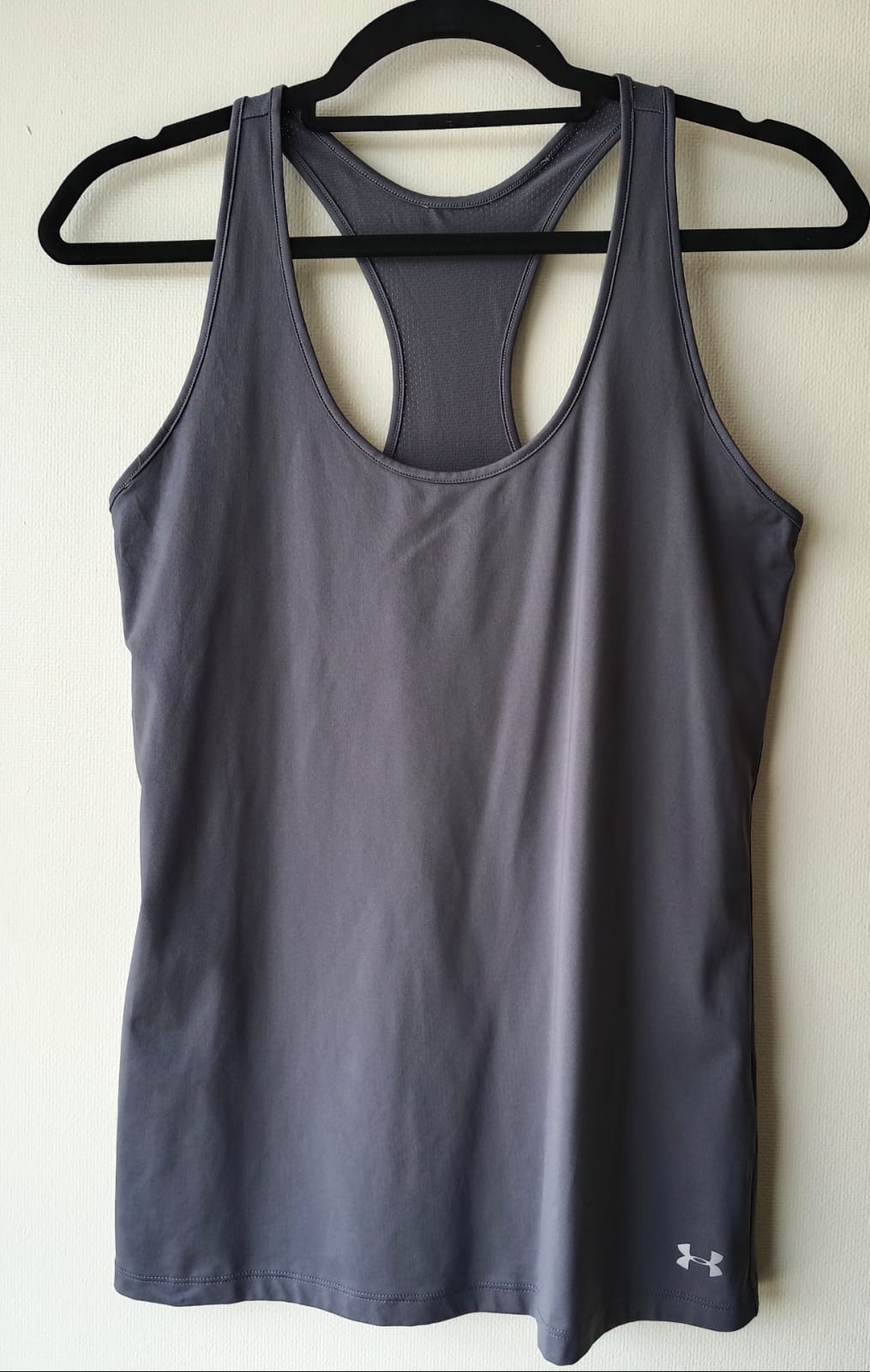 Polera Deportiva Gris Under Armour – Comodidad y Rendimiento (Usada)