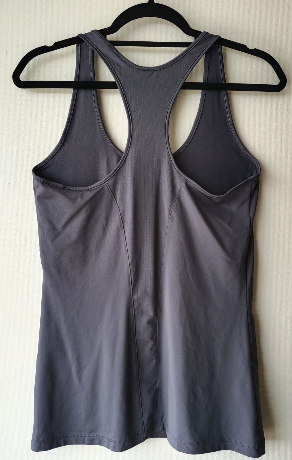 Polera Deportiva Gris Under Armour – Comodidad y Rendimiento (Usada)