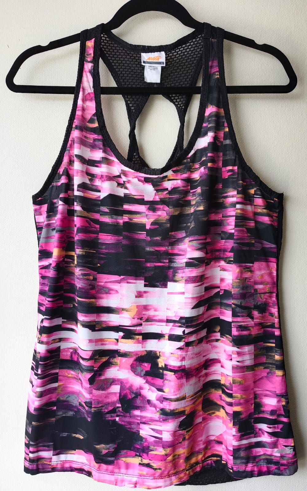 Polera Deportiva Estampada con Malla Negra – Estilo y Ventilación (Usada)