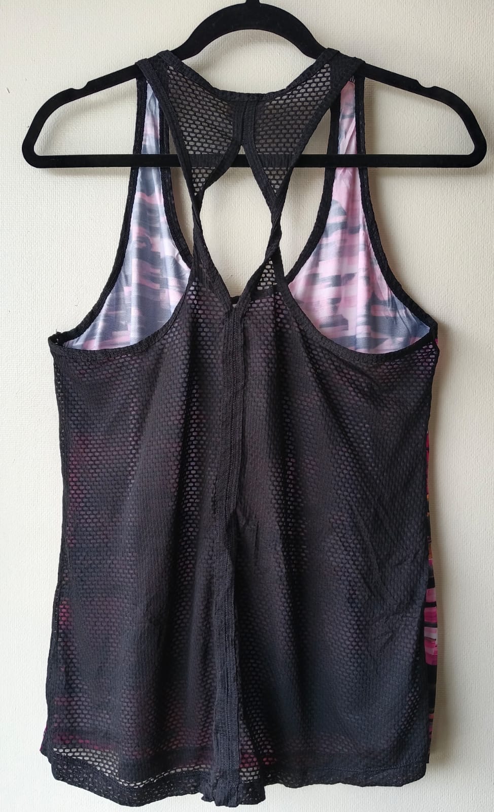 Polera Deportiva Estampada con Malla Negra – Estilo y Ventilación (Usada)