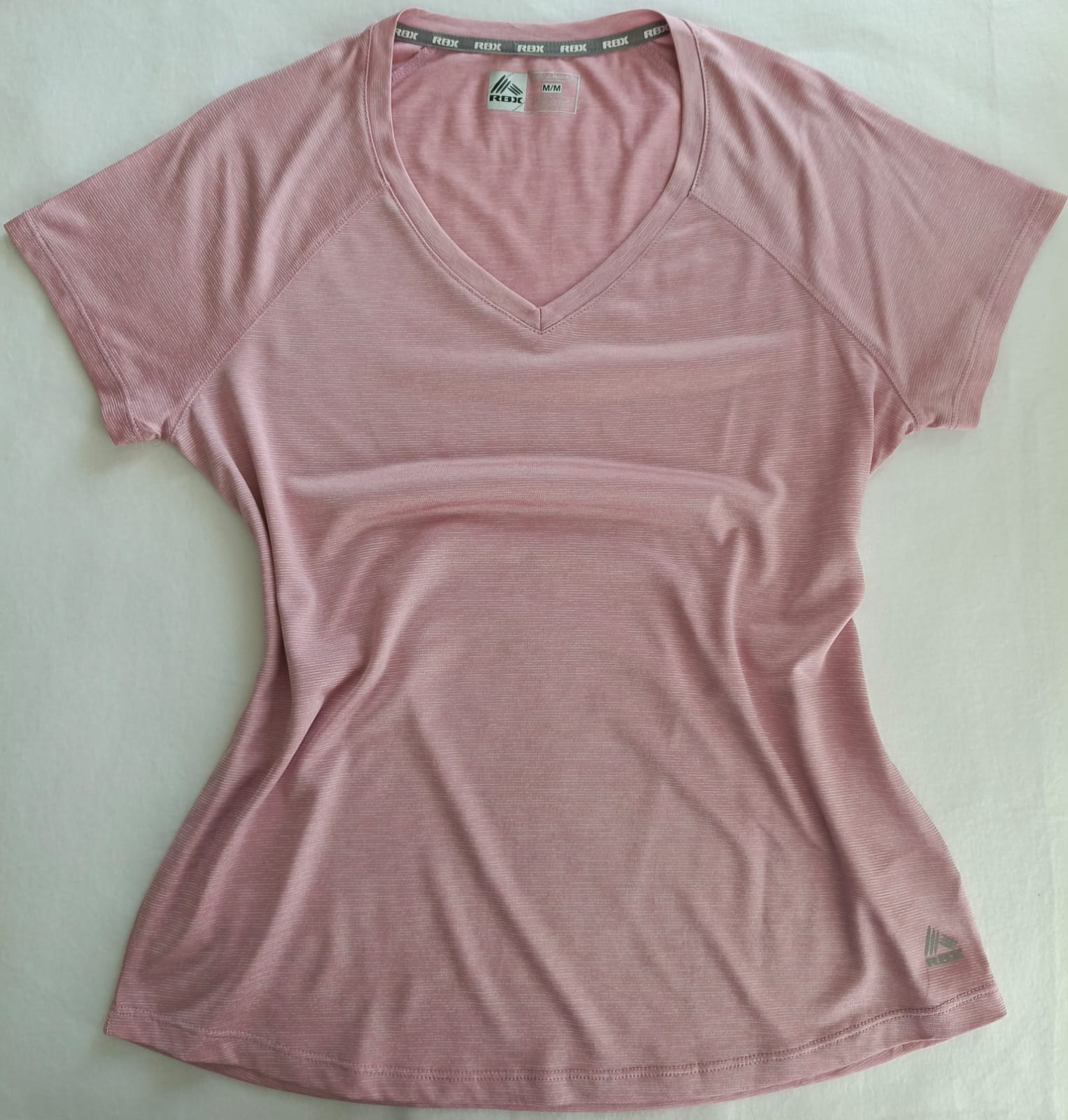 Camiseta Deportiva Rosa Cuello V – Suave y Ligera (Usada)