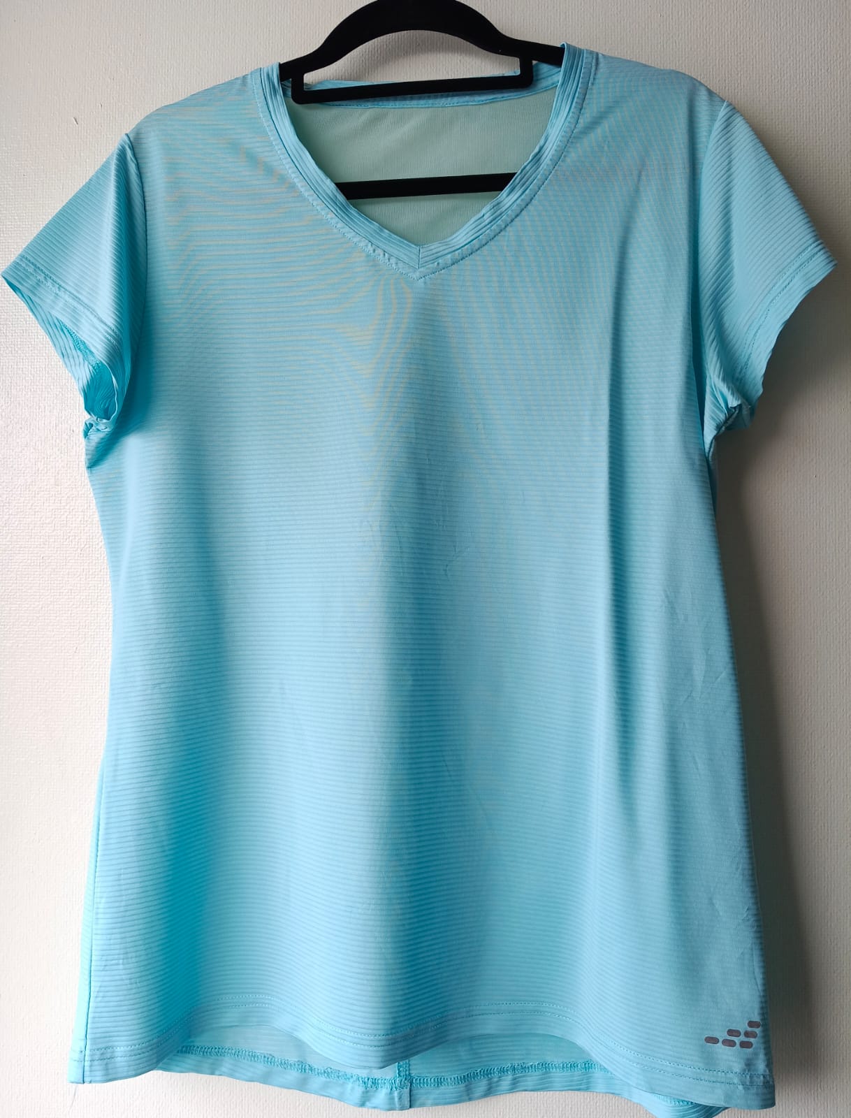 Camiseta Deportiva Celeste Cuello V – Transpirable y Moderna (Usada)