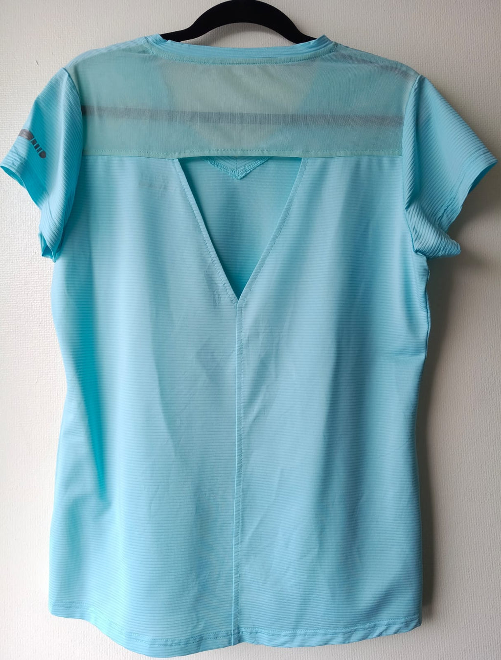 Camiseta Deportiva Celeste Cuello V – Transpirable y Moderna (Usada)