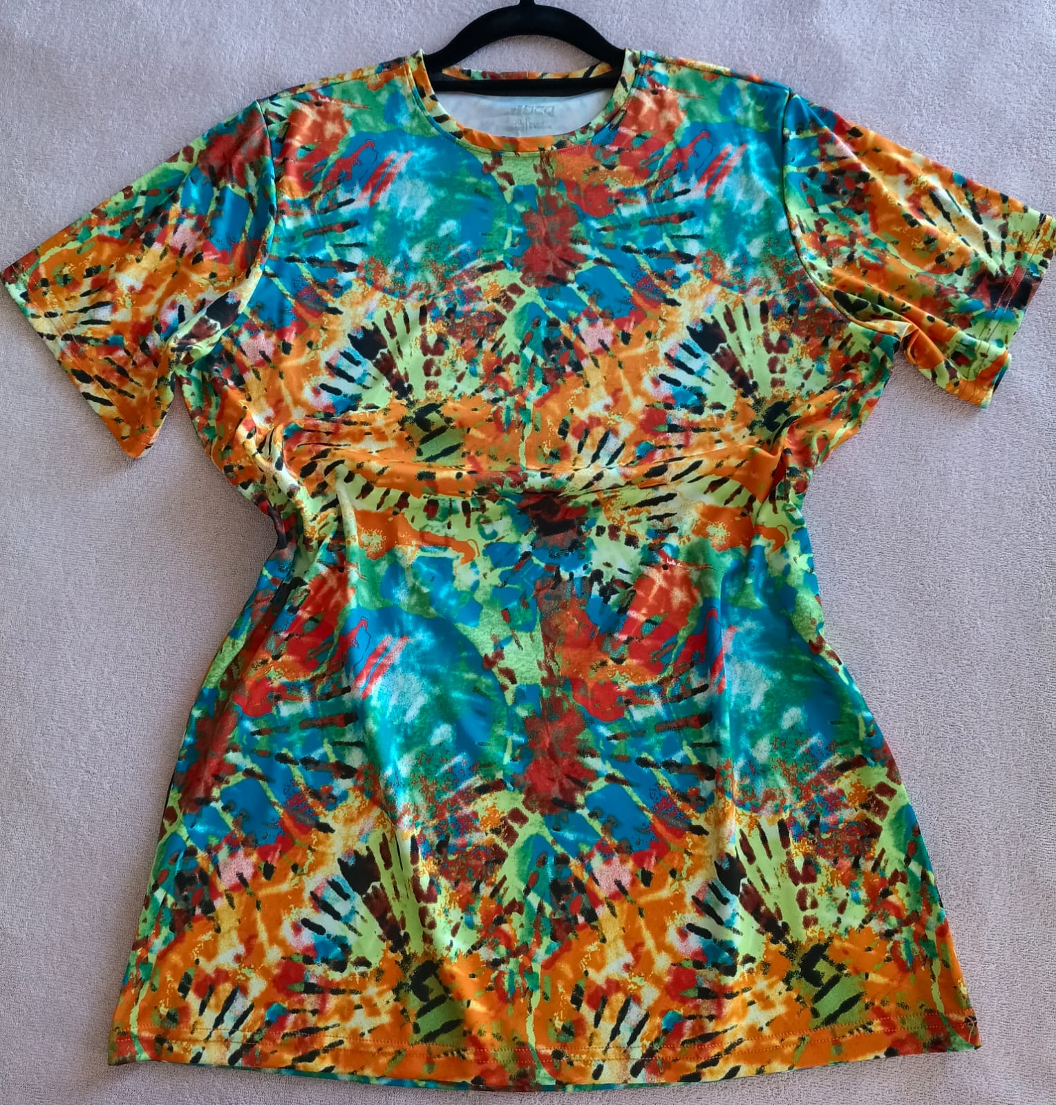 Camiseta Deportiva Estampado Tie Dye Multicolor – Cómoda y Vibrante (Usada)