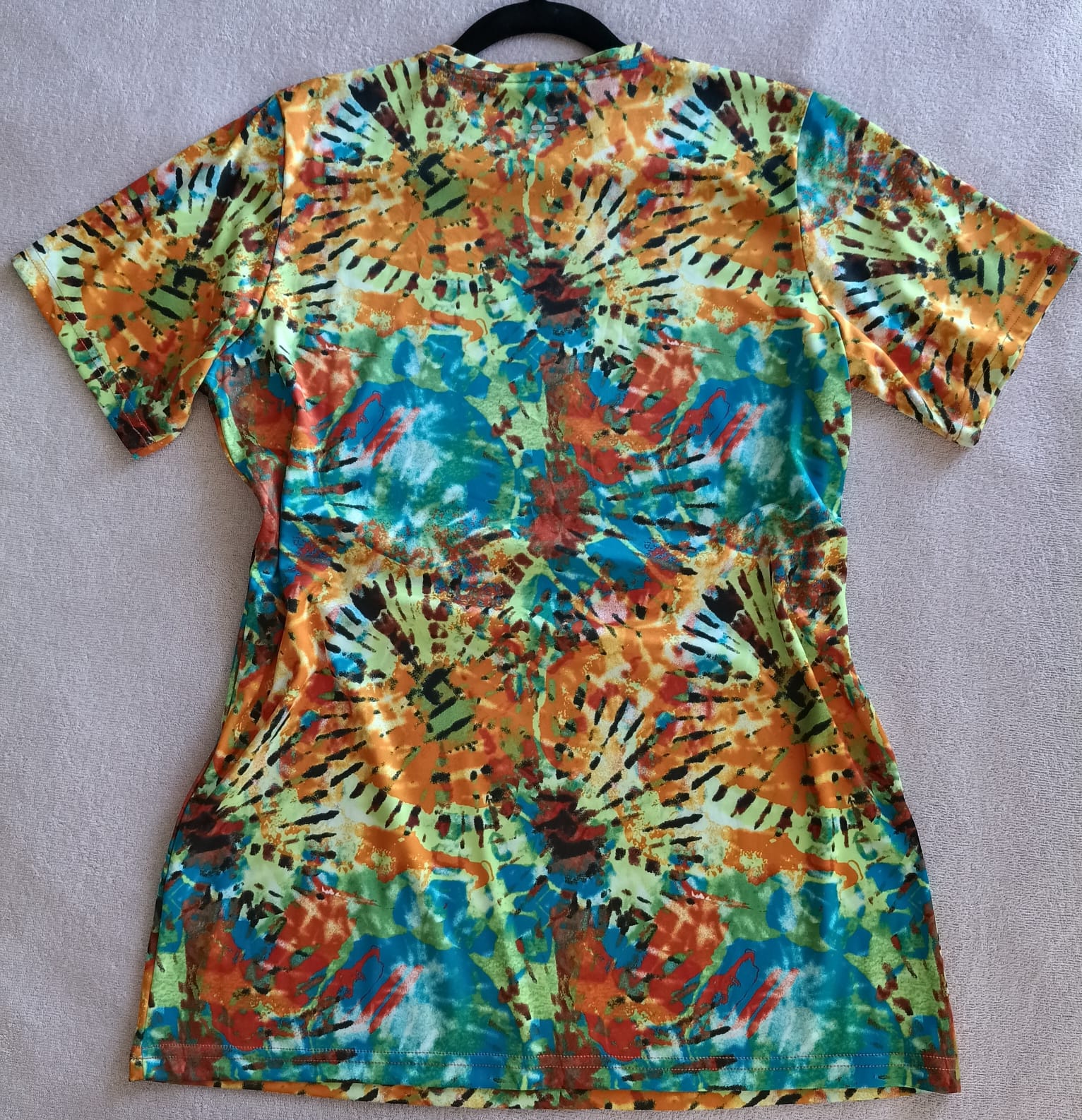 Camiseta Deportiva Estampado Tie Dye Multicolor – Cómoda y Vibrante (Usada)