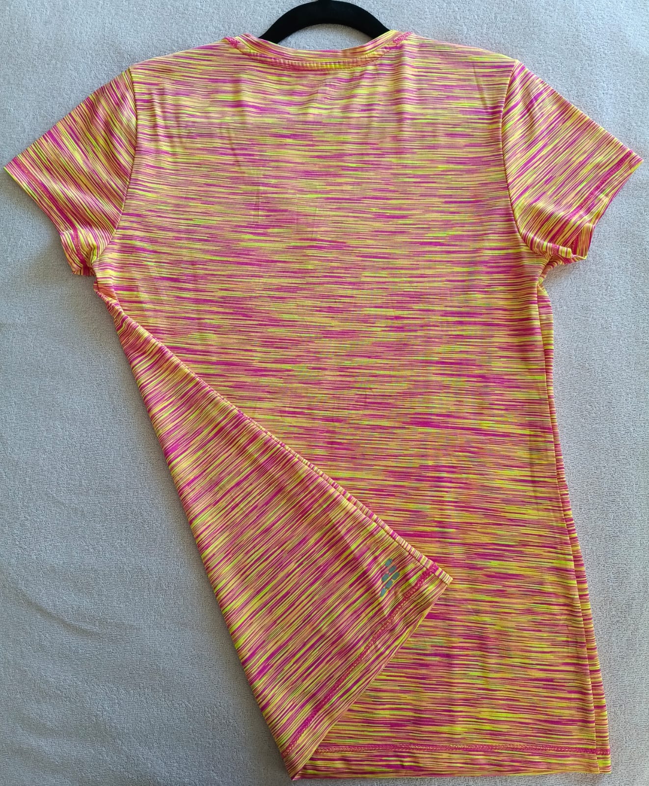 Camiseta Deportiva Multicolor Cuello V – Estilo Activo y Vibrante (Usada)