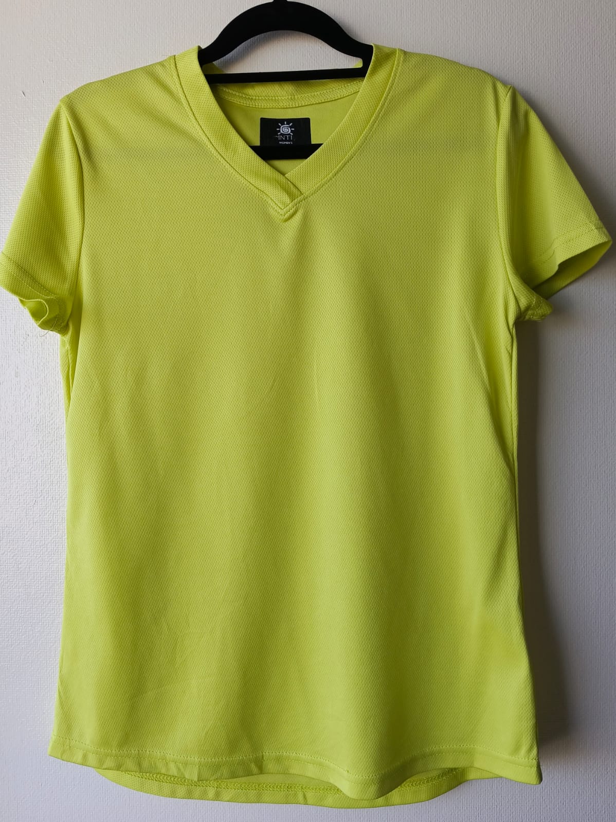 Camiseta Deportiva Amarillo Neón Cuello V – Ligera y Transpirable (Usada)