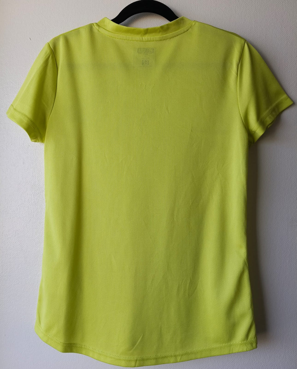 Camiseta Deportiva Amarillo Neón Cuello V – Ligera y Transpirable (Usada)