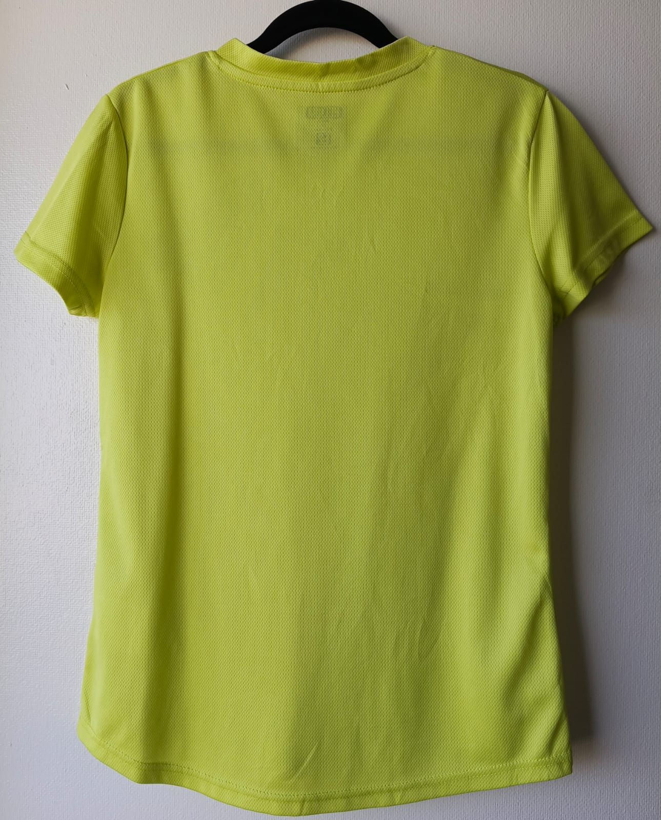 Camiseta Deportiva Amarillo Neón Cuello V – Ligera y Transpirable (Usada)