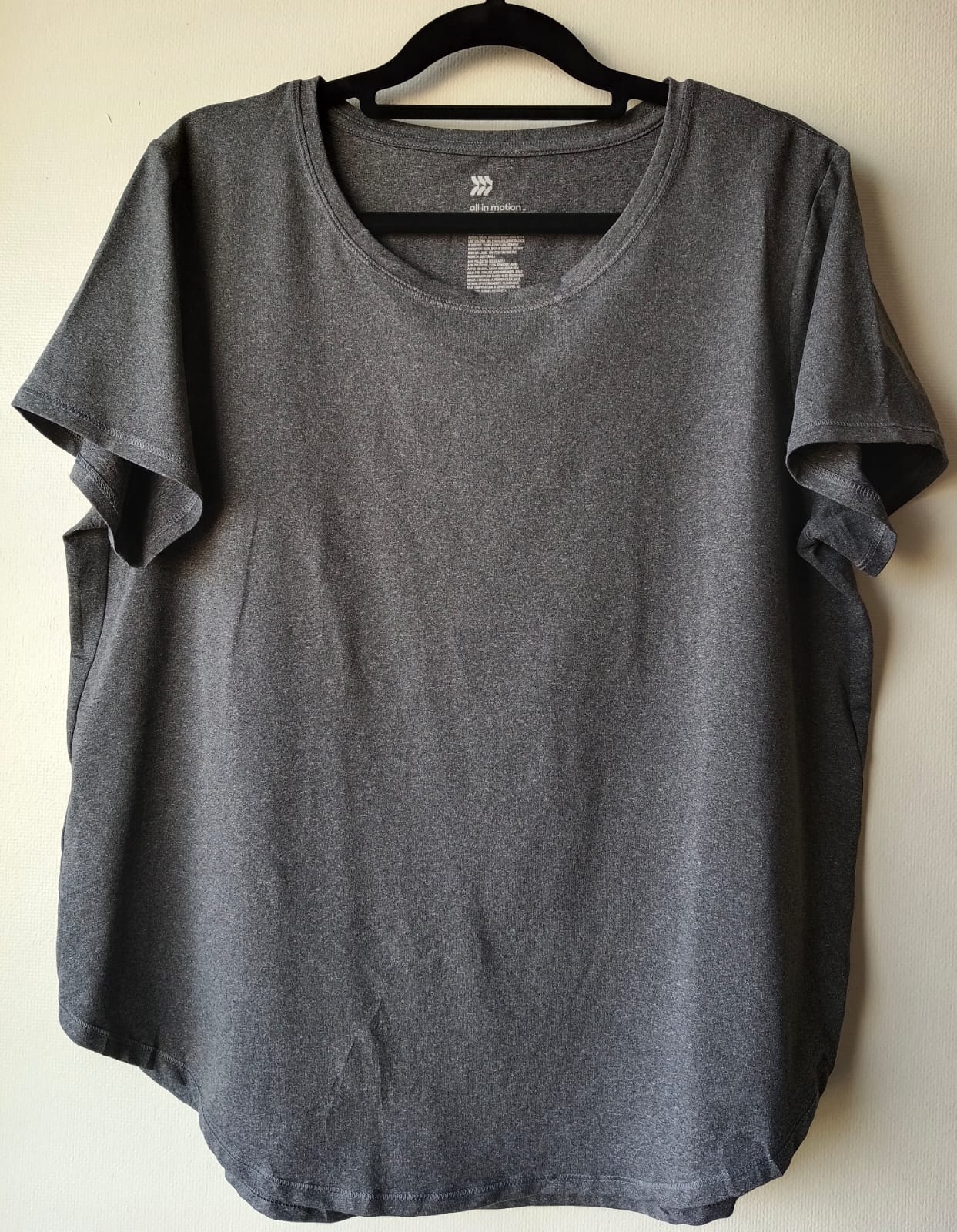 Camiseta Deportiva Gris Cuello Redondo – Suave y Transpirable (Usada)