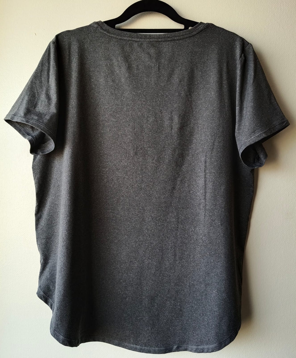 Camiseta Deportiva Gris Cuello Redondo – Suave y Transpirable (Usada)