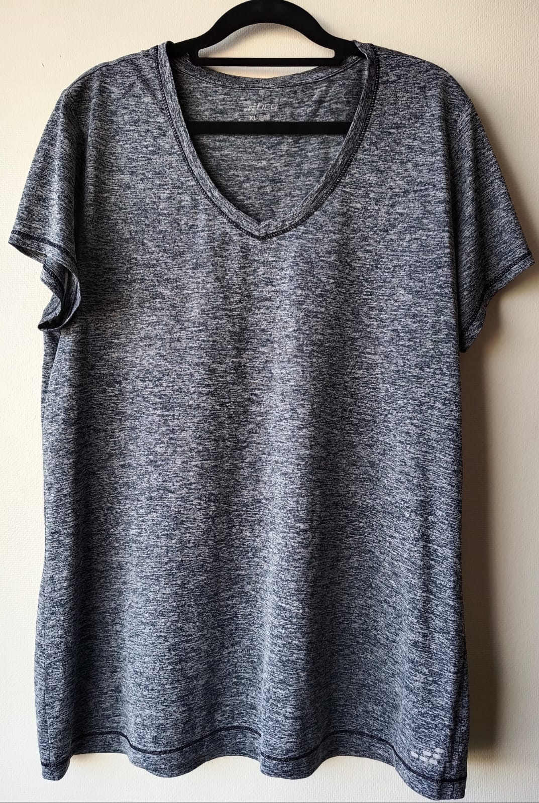 Camiseta Deportiva Gris Oscuro Cuello V – Cómoda y Transpirable (Usada)