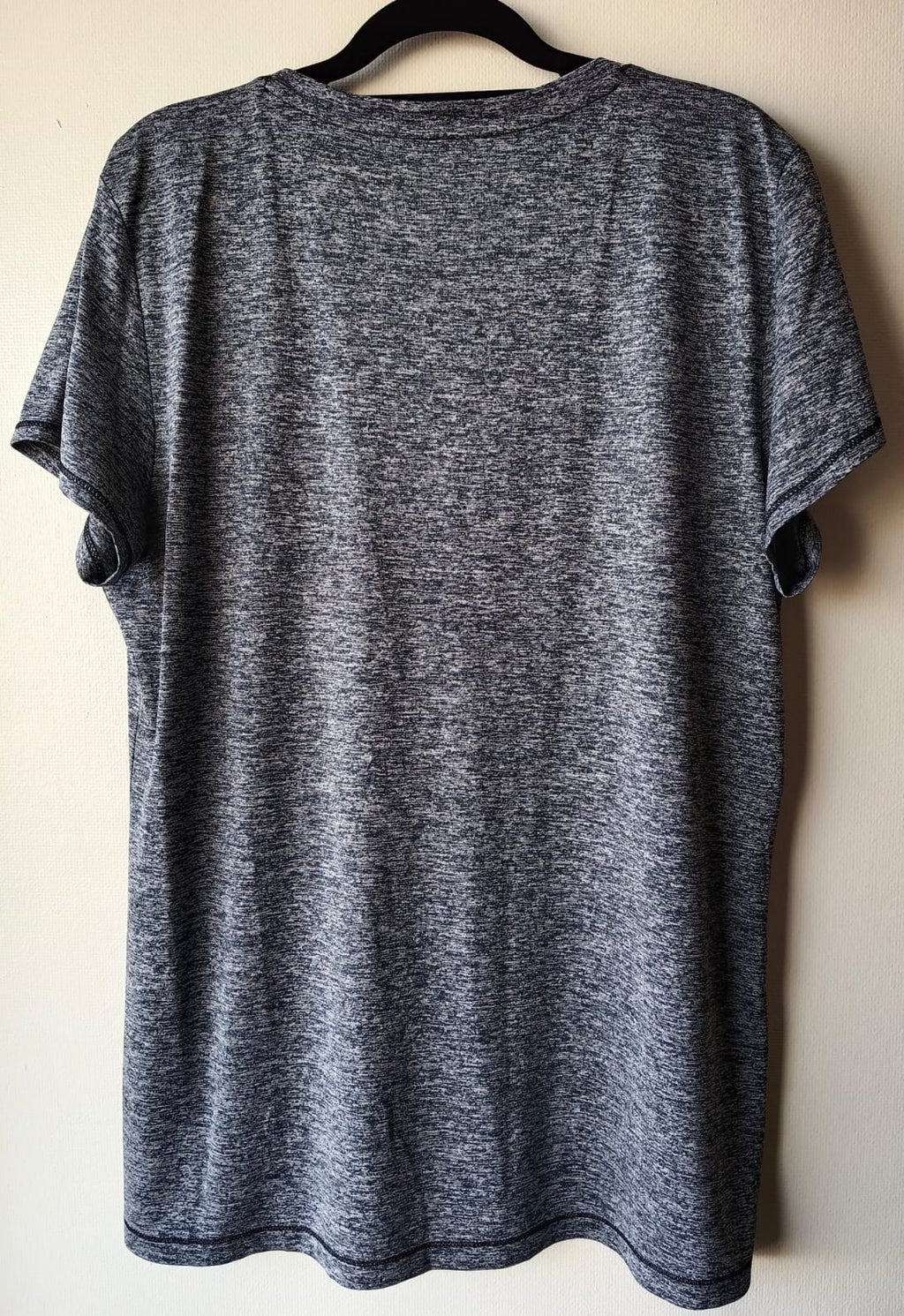 Camiseta Deportiva Gris Oscuro Cuello V – Cómoda y Transpirable (Usada)