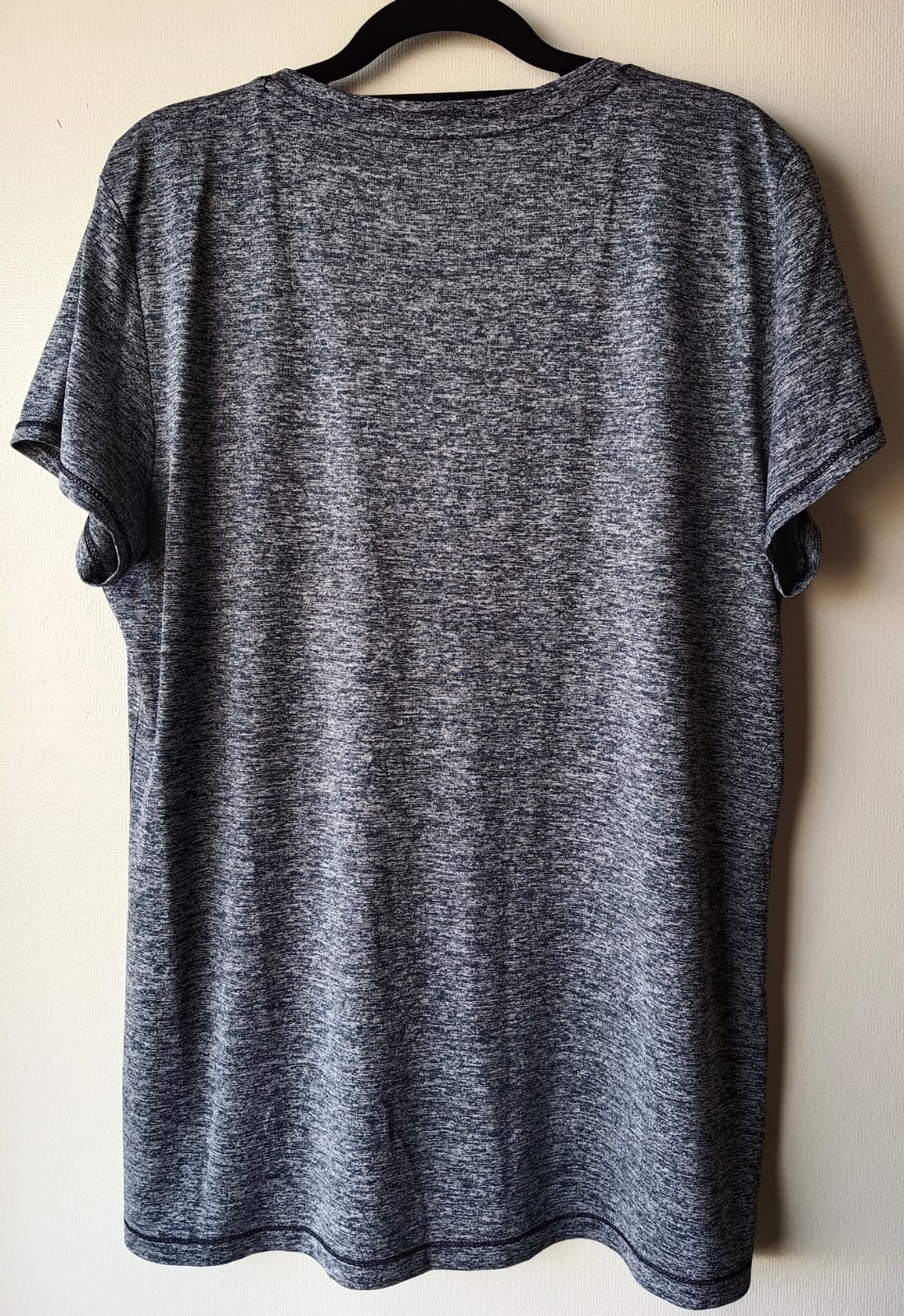 Camiseta Deportiva Gris Oscuro Cuello V – Cómoda y Transpirable (Usada)