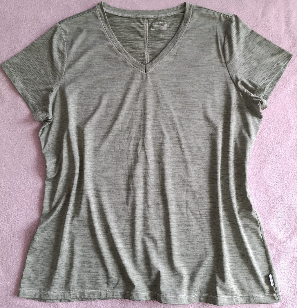 Camiseta Deportiva Verde Oliva Cuello V – Ligera y Cómoda (Usada)