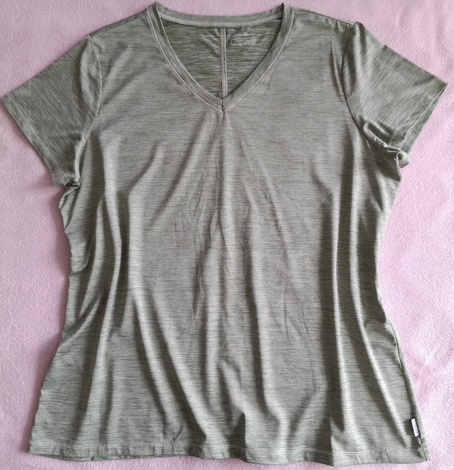 Camiseta Deportiva Verde Oliva Cuello V – Ligera y Cómoda (Usada)