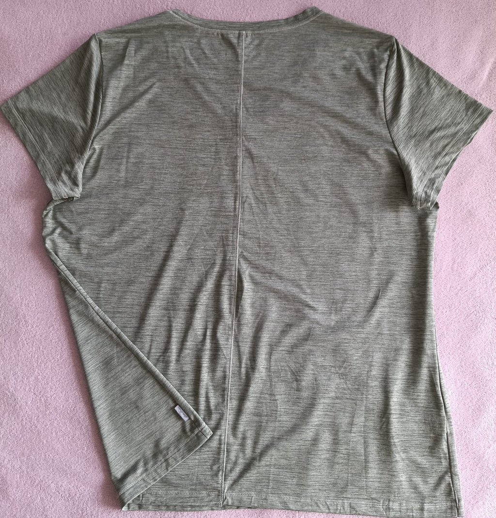 Camiseta Deportiva Verde Oliva Cuello V – Ligera y Cómoda (Usada)