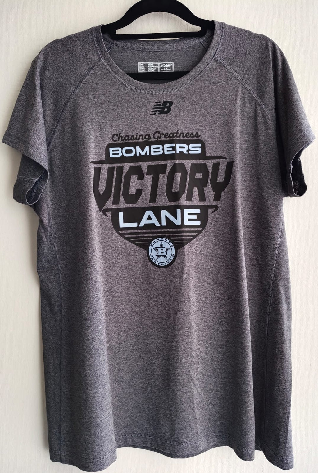 Camiseta Deportiva Gris Victory Lane – Estilo Activo y Cómodo (Usada)