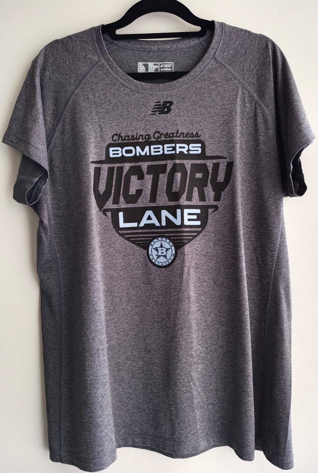 Camiseta Deportiva Gris Victory Lane – Estilo Activo y Cómodo (Usada)