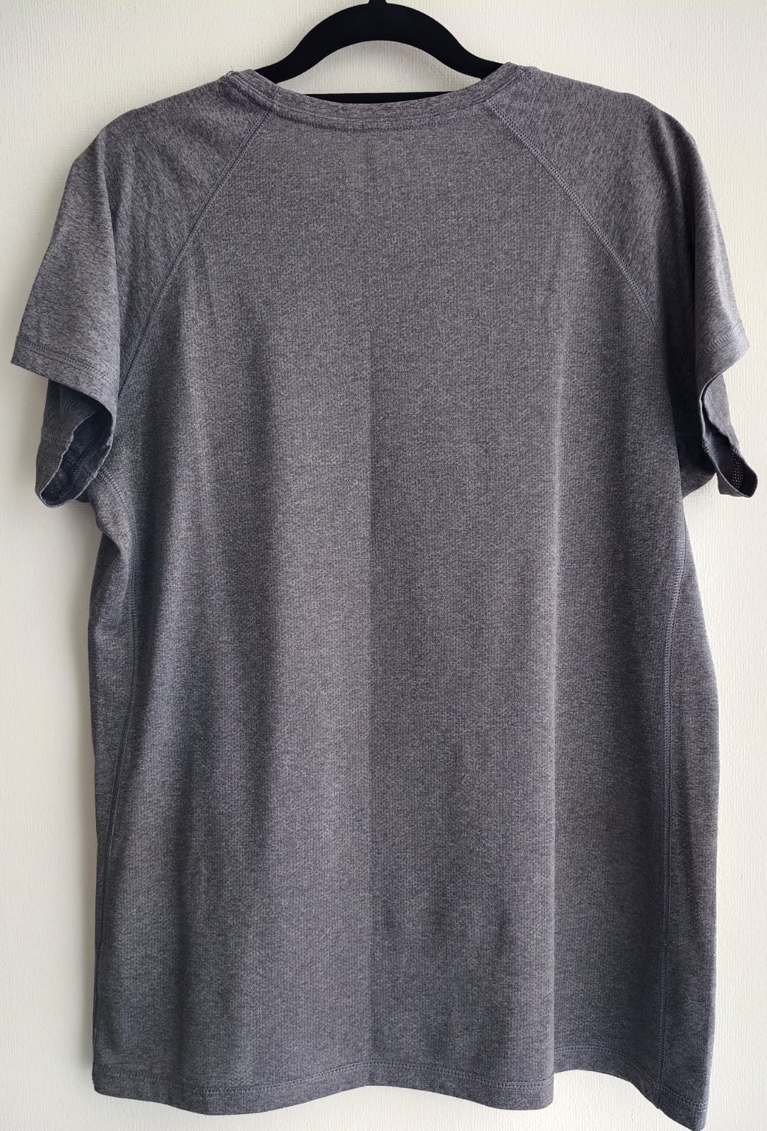 Camiseta Deportiva Gris Victory Lane – Estilo Activo y Cómodo (Usada)