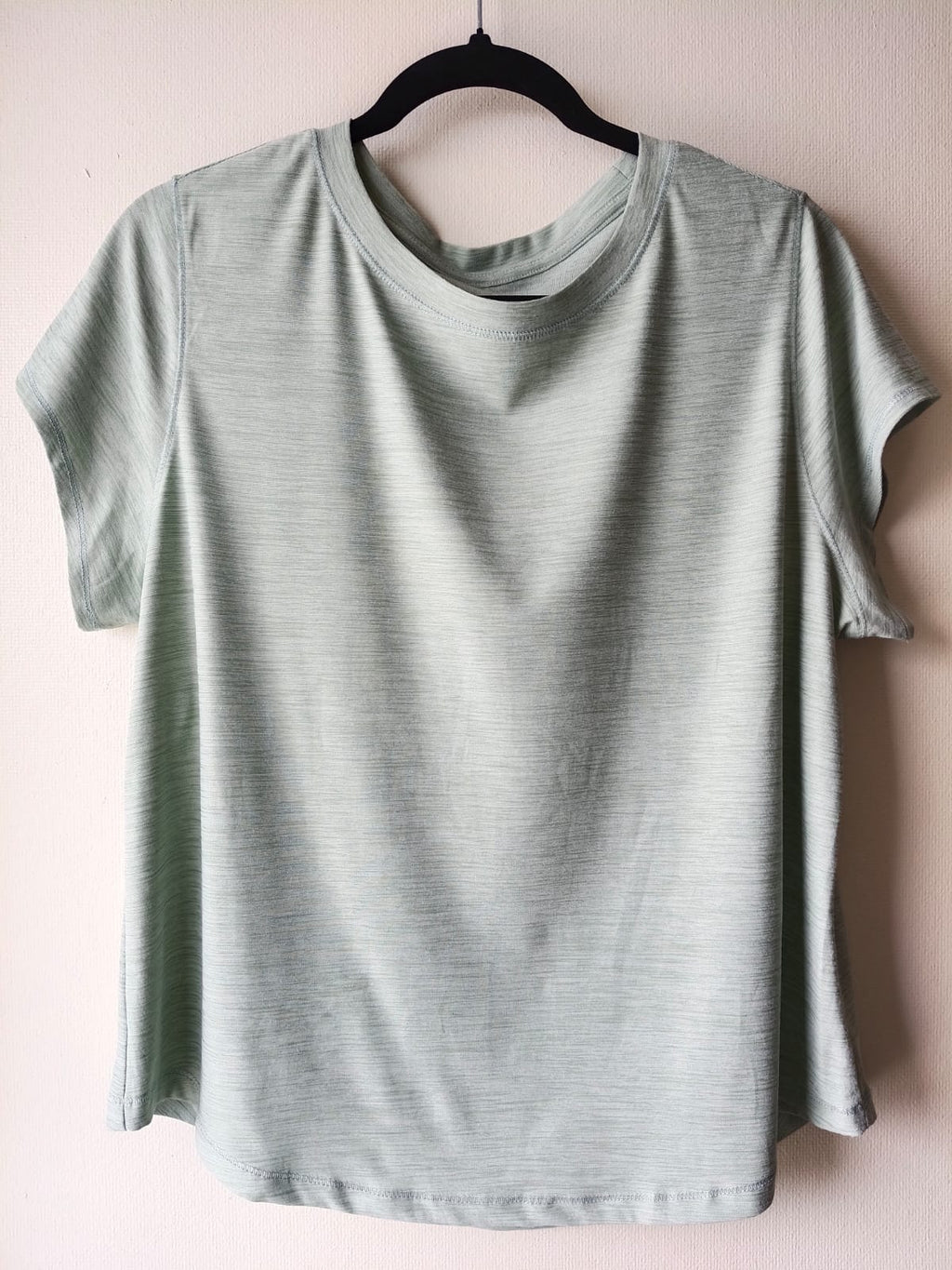 Camiseta Deportiva Verde Claro Mujer – Ligera y Transpirable (Usada)