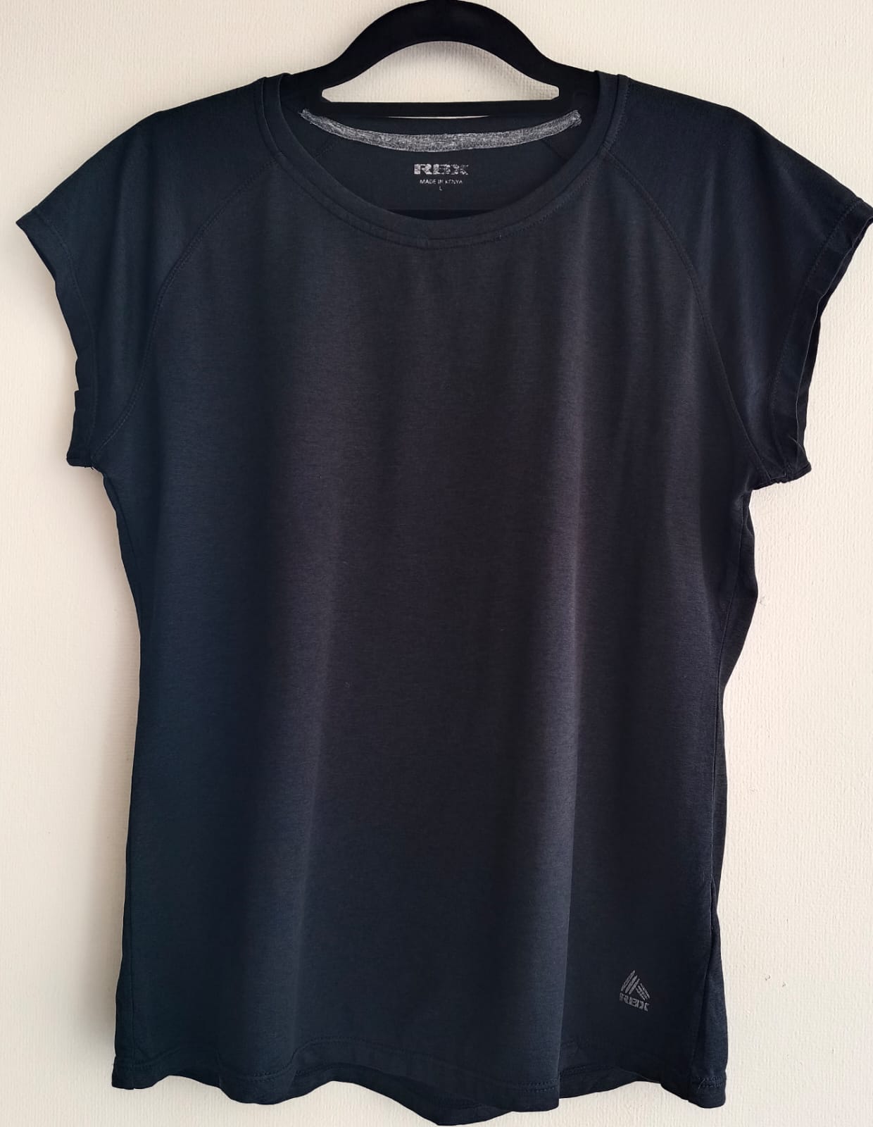 Camiseta Deportiva Negra Cuello Redondo – Clásica y Transpirable (Usada)