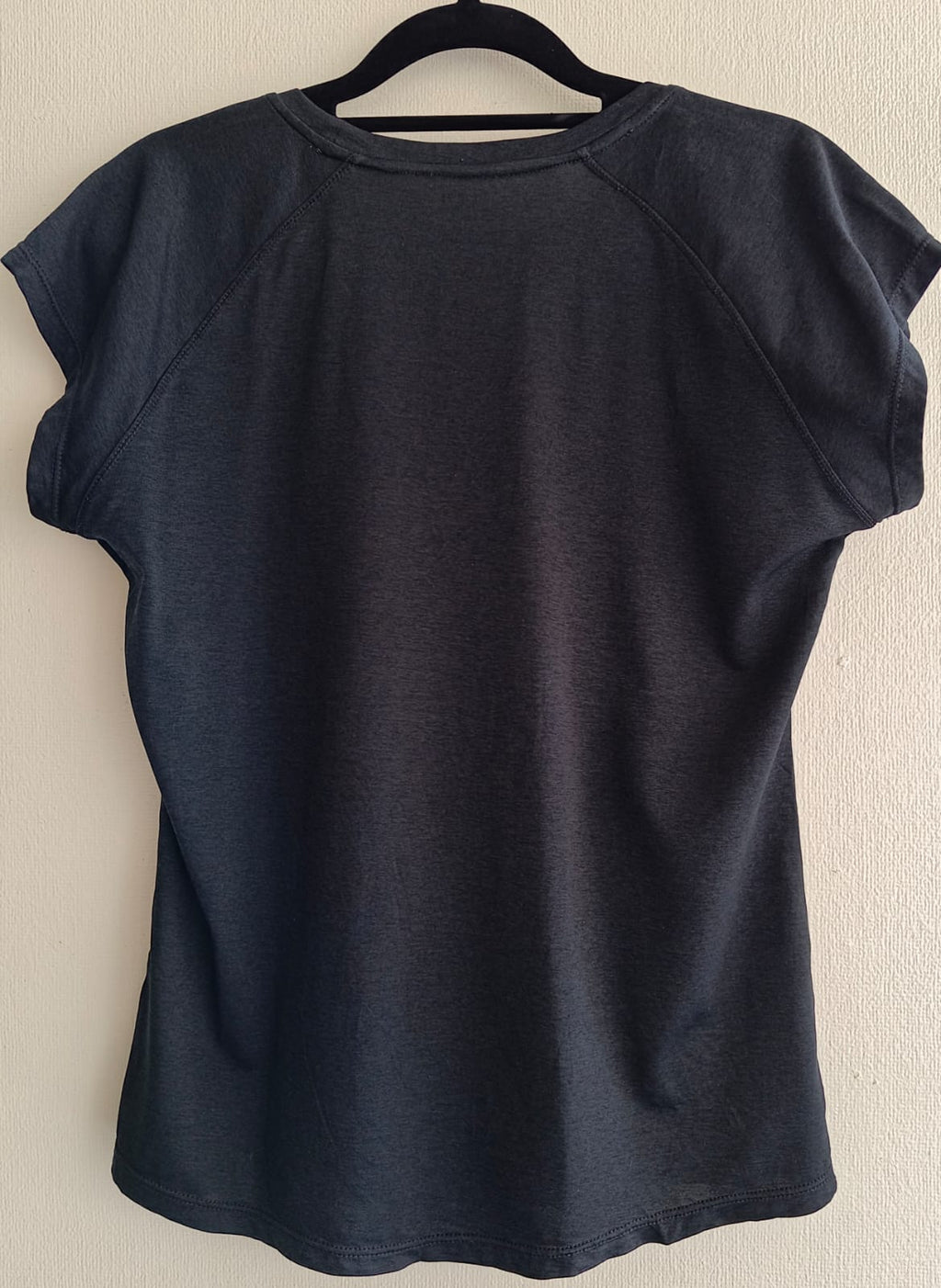 Camiseta Deportiva Negra Cuello Redondo – Clásica y Transpirable (Usada)