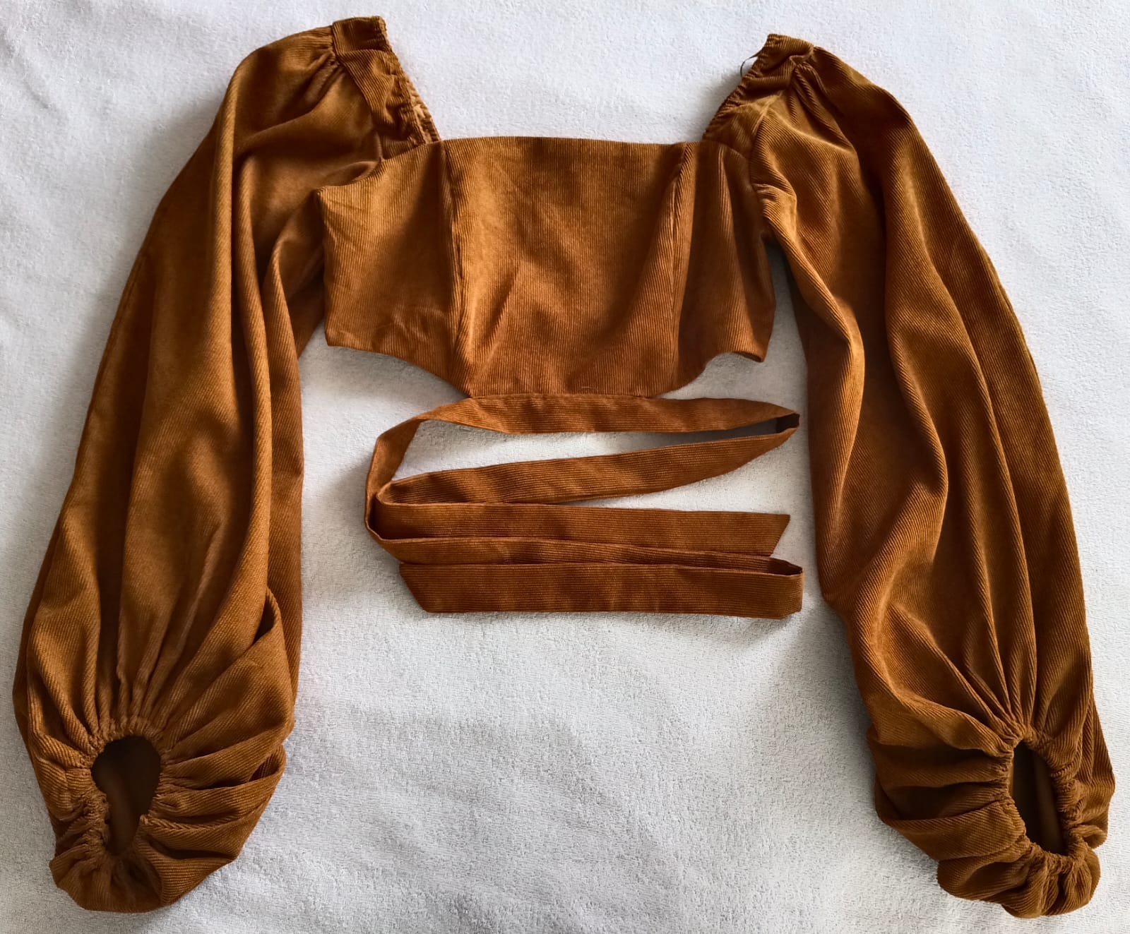 Top Crop Manga Larga Cinturón Café – Estilo Elegante y Versátil (Usado)